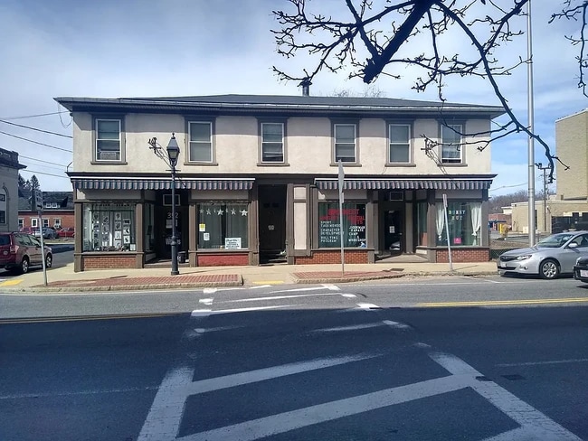 Building Photo - 354 Main St
