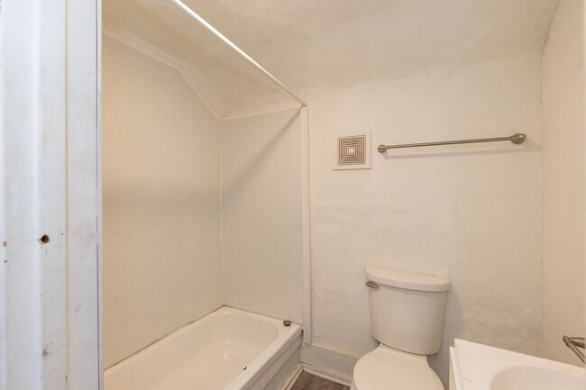 Building Photo - 165 Horner St