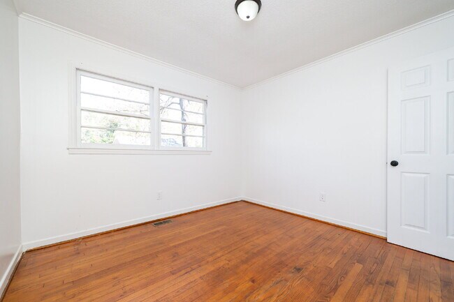 Building Photo - 2 Bed / 1 Bath Bottom Unit Duplex Convenient Spartanburg Location with Modern Features $1000/mo rent