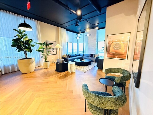 Building Photo - 121 NE 5th St