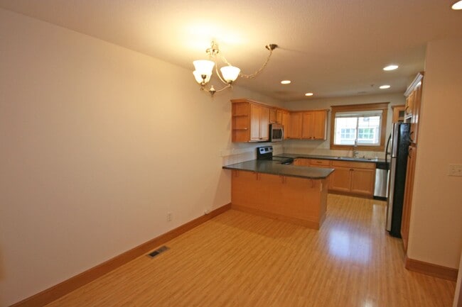 Building Photo - 3 bedroom 3.5 bath town home