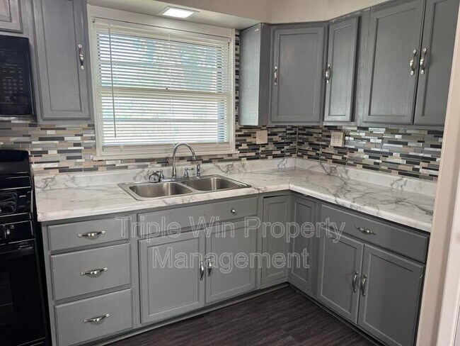Building Photo - 8629 Elwyn Dr