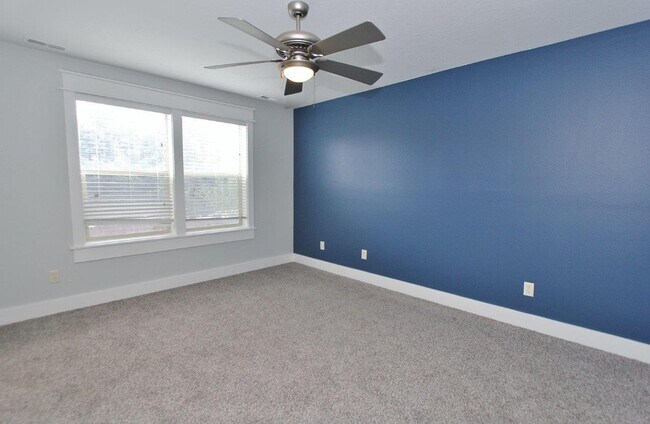 Building Photo - Adorable Craftsman Style Home