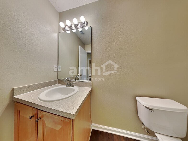 Building Photo - 11293 Justin Oaks Dr N