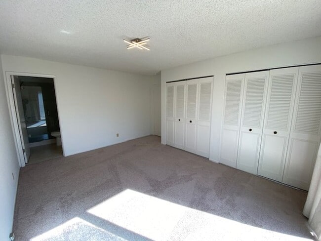 Building Photo - 701 Pine St