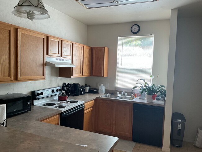 Building Photo - 3960 SW 20th Ave