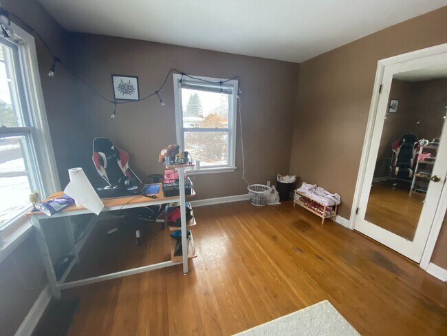 Building Photo - AVAILABLE JUNE - 5 Bed/2 Bath Home Close To Campus!