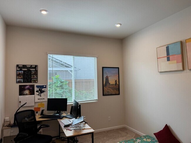 Building Photo - Beautiful Springlake Home with Solar and S...