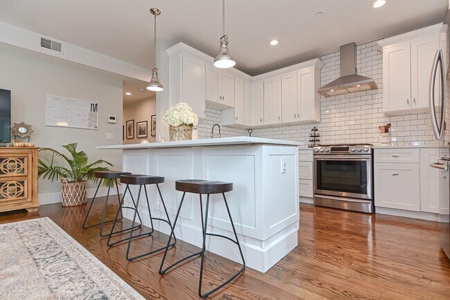 Building Photo - 52 River St