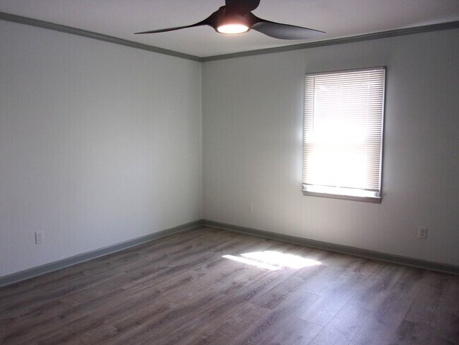 Building Photo - Beautifully Updated 2 Bedroom 2 Bath Townhome Minutes to Downtown Rock Hill