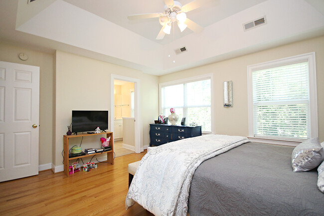 Building Photo - Light-filled Glenwood Station Townhome