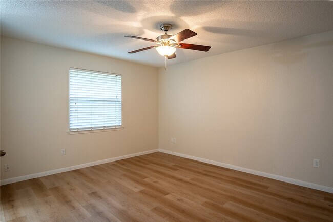Building Photo - 6616 Parkview Ln