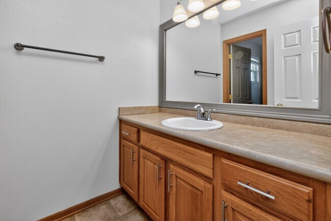 Building Photo - SPACIOUS COMFORT!! 3 Bedroom, 2 Bathroom House in Ankeny!