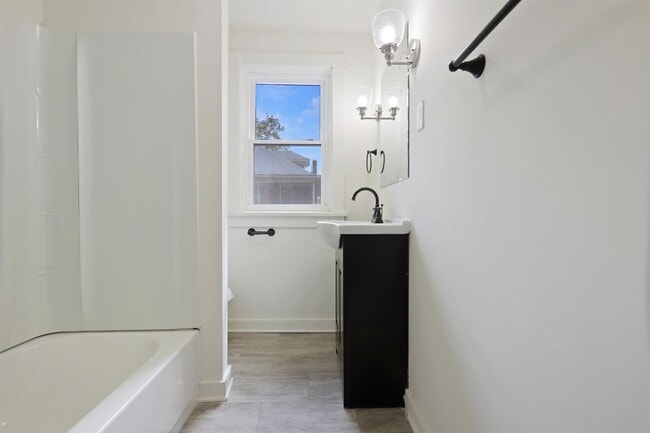 Building Photo - Charming 3 Bedroom 1.5 Bathroom Located in Uptown Harrisburg!