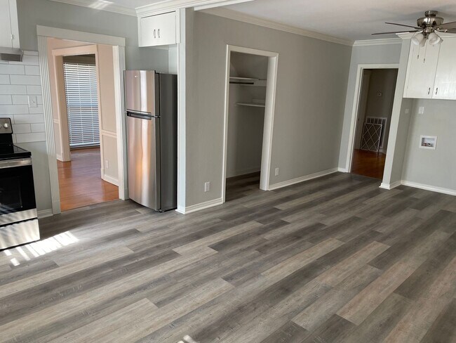 Building Photo - Remodeled Broadmoor Beauty