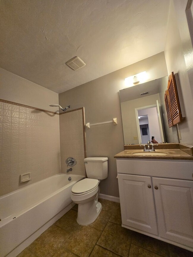 Building Photo - 2 Bedroom 2 Bath Condo