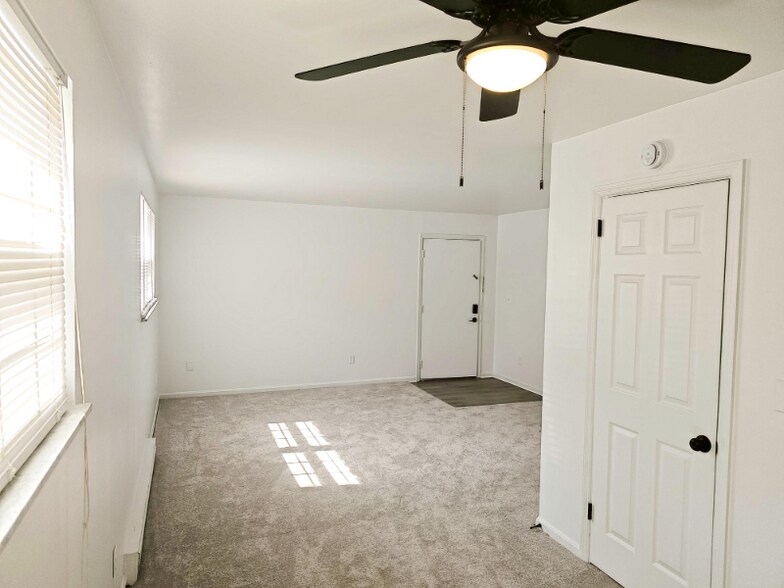Building Photo - 5856 Highview Dr