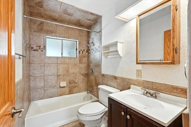 Building Photo - 1632 Columbia Dr SE