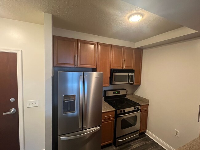 Building Photo - Bright and Modern 1 Bed 1 Bath Unit In Sou...