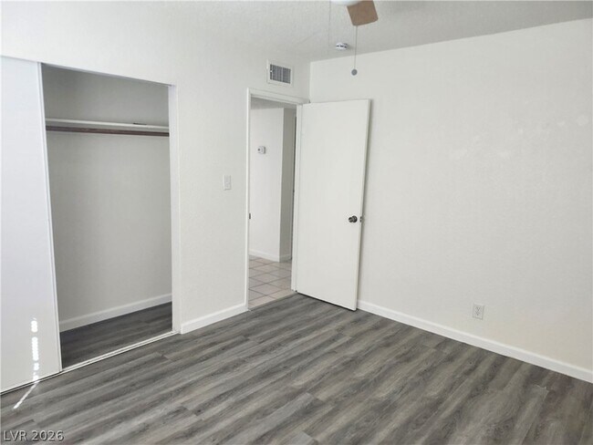 Building Photo - 2700 E Basswood Ave