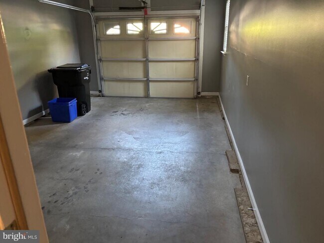 Building Photo - 2040 Stoneleigh Dr