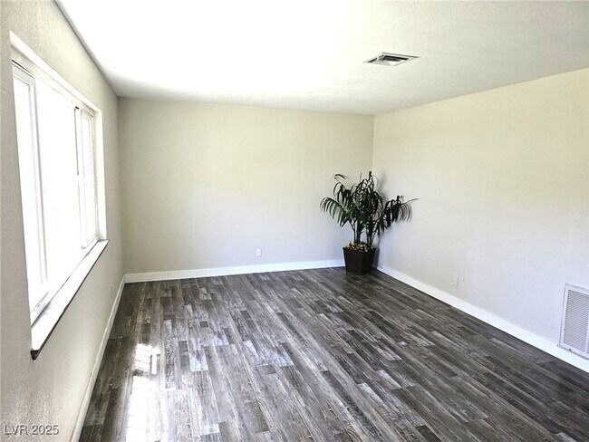 Building Photo - 223 Greenbriar Townhouse Way