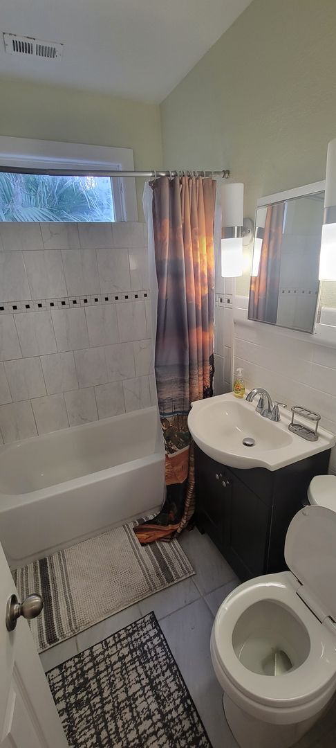 Building Photo - Charming 3 Bed / 2 Bath Home Just Minutes ...