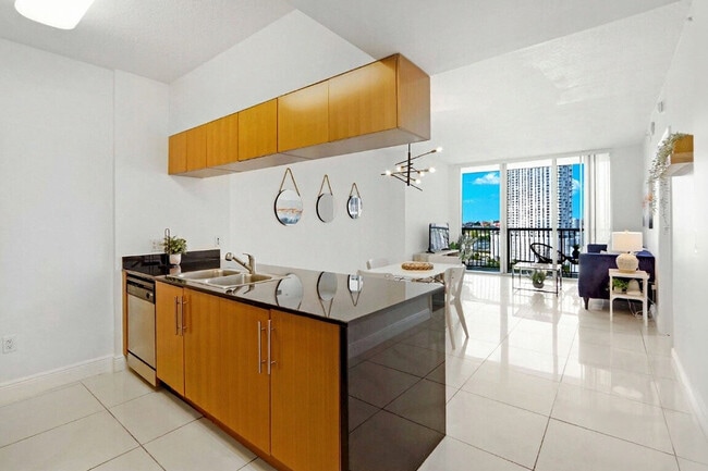 Building Photo - 1750 N Bayshore Dr