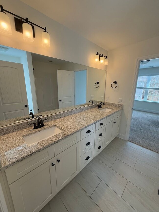 Building Photo - 3 Bedrooms + 2.5 Bath Renatal in East Brainerd