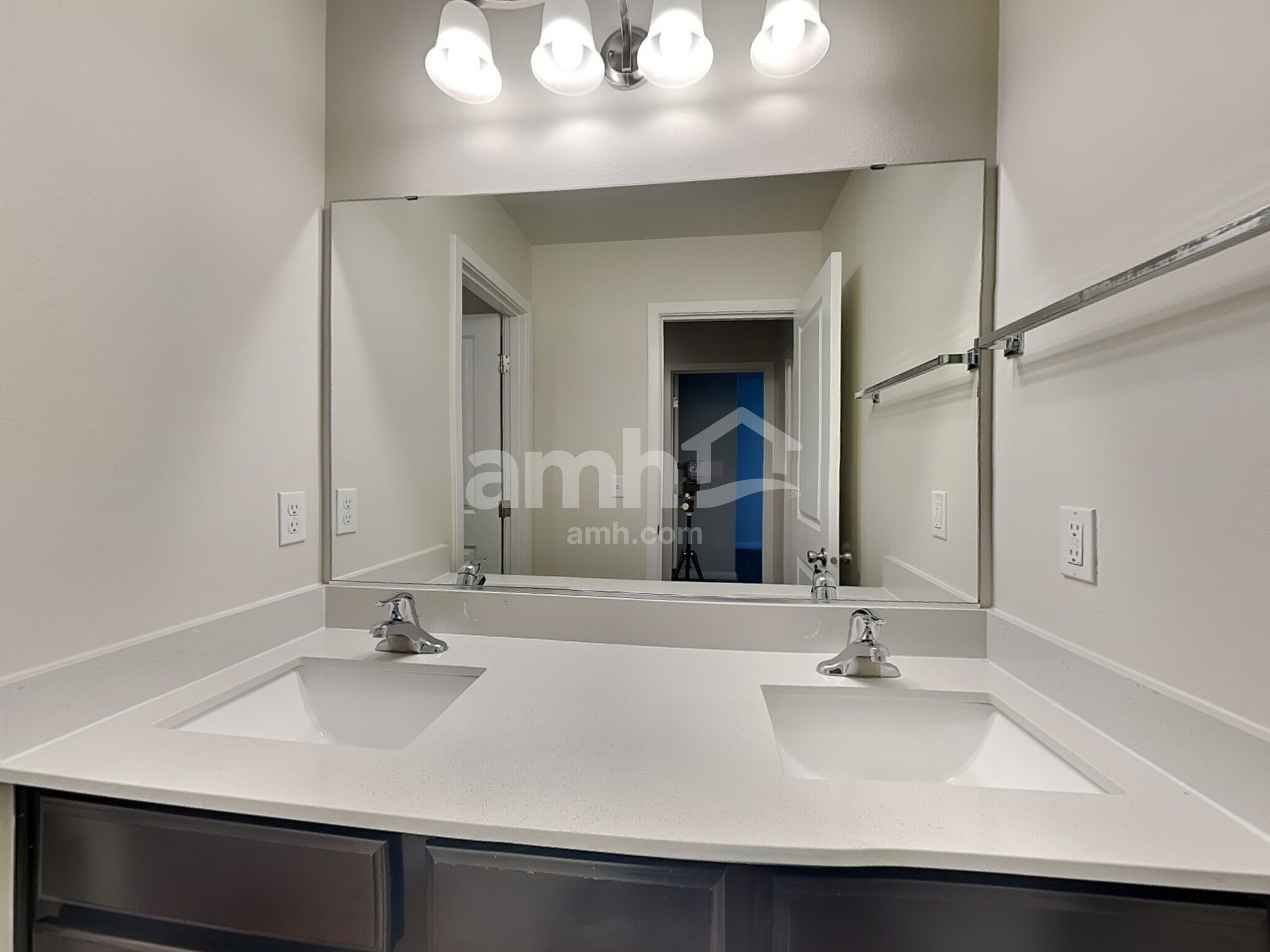 Building Photo - 18946 Lipoma Ave E