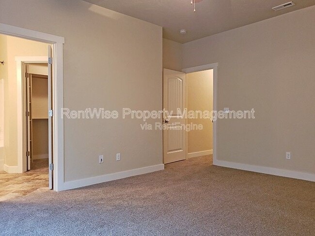 Building Photo - 2754 Vallin Ave N