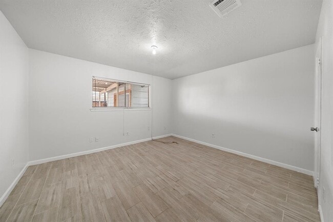 Building Photo - 12995 Clarewood Dr
