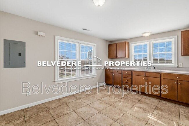 Building Photo - 611 W Green Dr