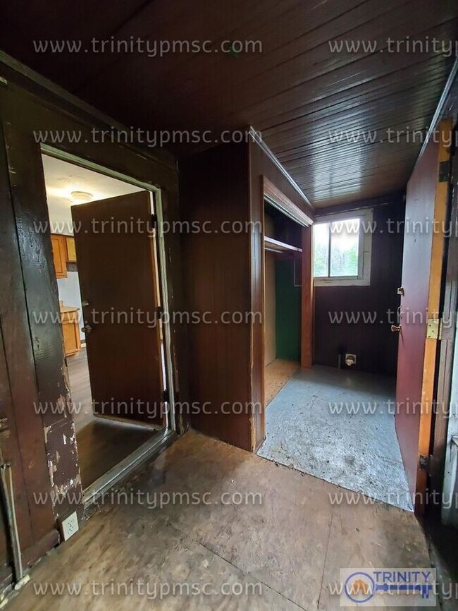 Building Photo - Huge 4 Bed House!