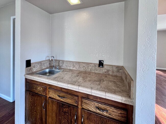 Building Photo - $2,295 Villa & Barstow, 3 Bedroom Condo - ...