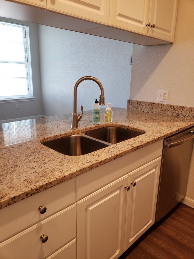 Building Photo - Downtown Upgraded 1 bedroom Condo