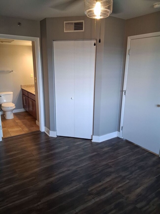 Building Photo - NEW LISTING for Lake Plaza 10th floor unit! Best View in Knoxville - Move in August 13, 2026!