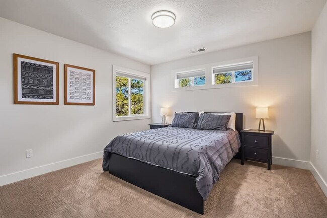 Building Photo - 1013 Yew Wood St