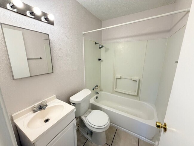 Building Photo - Nice 4 BR, 1.5 Bath w/ Large Back Yard