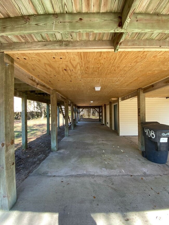 Building Photo - Centrally located home at Milepost 6