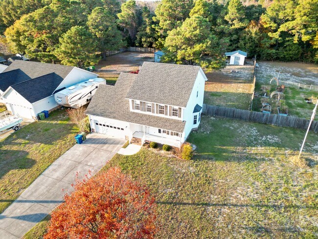 Building Photo - Farmhouse-Style Home Minutes from the Water | No HOA