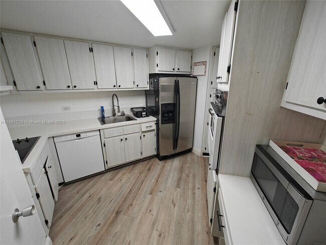 Building Photo - 905 Brickell Bay Dr