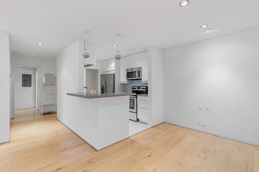 Building Photo - 8535 N West Knoll Dr