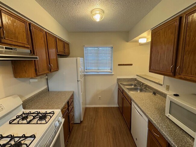 Building Photo - 5112 Meadow Creek Dr