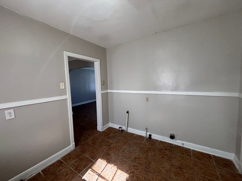 Building Photo - 3733 Vernon Ave