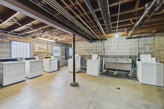 Building Photo - 7019 N Ridge Blvd