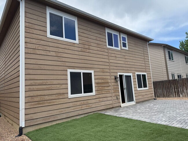 Building Photo - Everything you need! 3 bed/2.5 bath, 2-car garage
