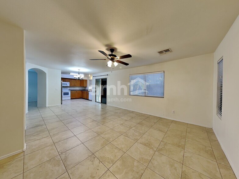 Building Photo - 9325 E Oro Ave