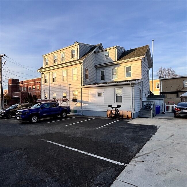 Building Photo - 12 Pine St