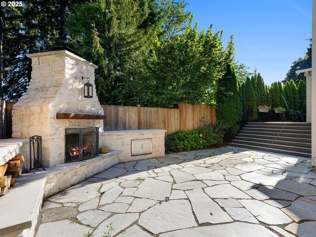 Building Photo - 9010 SW Inez St